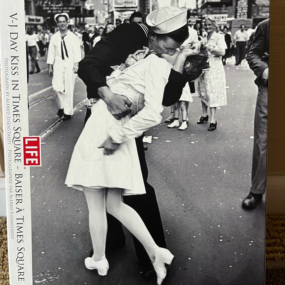 LIFE Magazine V-J Day Kiss 1000pc Jigsaw Puzzle